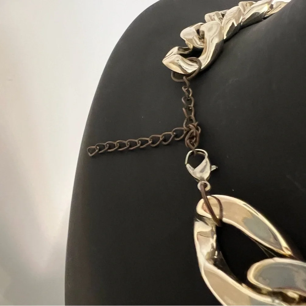 VINTAGE GOLD TONE LIGHTWEIGHT PLASTIC CHOKER‎ CHAIN NECKLACE